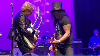 So excited to see Don Felder, the original author of 《Hotel California》,With Slash playing guitar