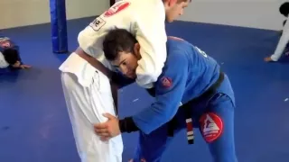 Barra Technique Tuesday - Escapes from standing guillotine by Prof Otavio Sousa