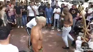 Mestre Cobrinha aplica chapa certeira / capoeira Praça da República jogo duro