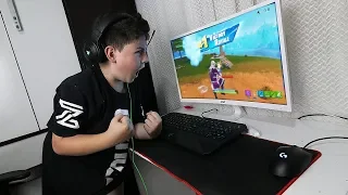 VEJA A REAÇÃO DE UM VICIADO EM FORTNITE AO GANHAR A PRIMEIRA PARTIDA