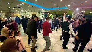 Han danser og besvimer