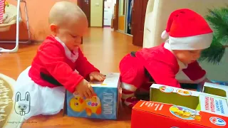 Озорные близнецы открывают новогодние подарки  Naughty twins are opening New Year gifts