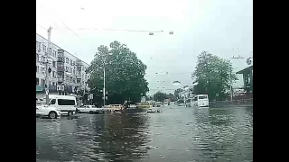 Ливень потоп Симферополь жд. 10.06.2017.  Ребята плавают на матрасе.