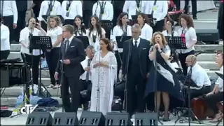 Анрэ Бочелли. Он и трое вокалистов поют "Путин, стоп войне!"На площади Папа и масса священнослужител