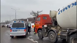 Водитель бетономешалки насмерть сбил 10-летнюю девочку на Родниковой улице на западе города