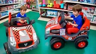 PRETEND PLAY DRIVING CARS AT TOYS R US!! Brancoala, Marcos, Laura and Claudia