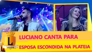 Luciano canta para a esposa sem saber que ela estava na plateia