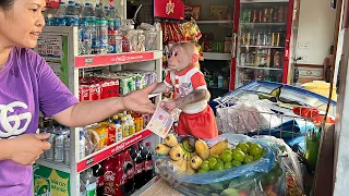 Bibi followed Dad to the market to shop