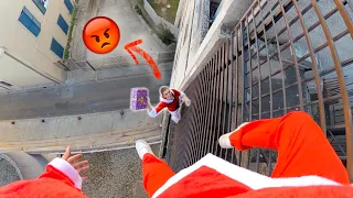 SANTA vs ANGRY MRS CLAUS (Epic Parkour Chase)