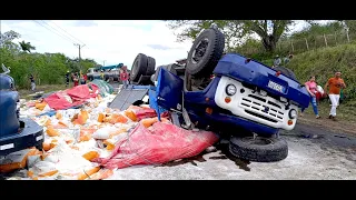 Camión soviético ZIL 130 se vuelca en la Carretera Central desparramando docenas de sacos de harina