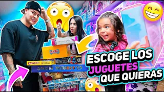 COMPRANDO TODOS LOS JUGUETES QUE SALOMÉ ESCOJA EN 8 MINUTOS😱🎁 Carlos & Adri