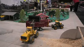 1e MINIATURENBEURS HADENBERG 2021 HET LADEN VAN MAIS VOLVO L120 JCB SCHUITEMAKER