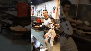 a robotic waiter sarves food at a chongqing hotpot restaurant in china ! #tech #shorts
