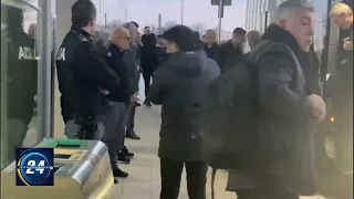 Assalto al pullman della Juventus a Napoli all'arrivo prima della partita