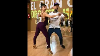 Adrián y Anita bailan Te Sigo Esperando