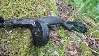 A machine gun in the hands of a deceased sergeant ! Searching relics of WW2