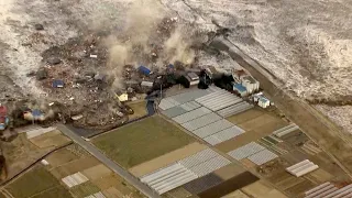 TSUNAMI - japan tsunami Caught On Camera - Ocean Overtops Wall