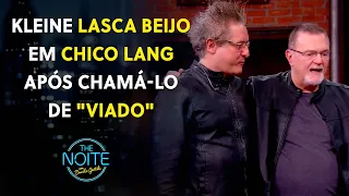 O clima pegou fogo entre o guitarrista e o jornalista | The Noite (26/09/22)