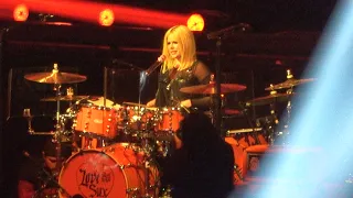 Avril Lavigne - ‘Love Sux’ while playing drums Live in Paris - LOVE SUX TOUR