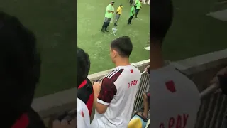 Momento em que o torcedor do Flamengo invadiu o gramado do Maracanã para abraçar Arrascaeta.