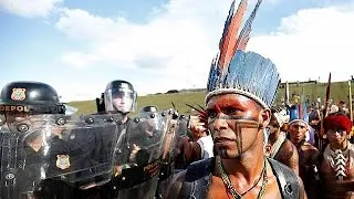 Бразильские индейцы обстреляли полицию из лука