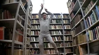 Танец в библиотеке