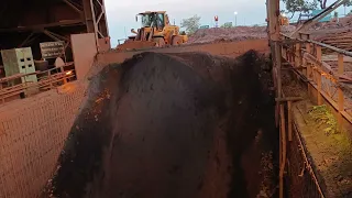 1600 tph kobelco cone crusher platform cleaning by loader for uninterrupted production of iron ore