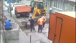 Excavator VS High Voltage ⚡️