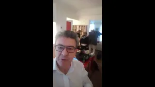 Mélenchon diffuse les images de la perquisition à son domicile