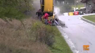 Crash d'une voiture de rallye près des spectateurs