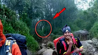 para pendaki ini tak sadar‼️ kalau mereka sedang diikuti oleh makhluk misterius!!
