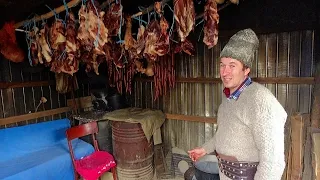 CUM AFUMA CIOBANII PRODUSELE TRADITIONALE LA STANA. NICUSOR SI IONUT NE ARATA LOCUL UNDE SE PREPARA.