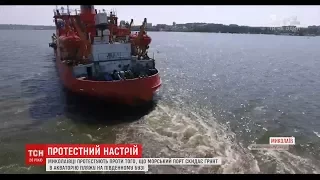 У Миколаєві протестують проти того, що морський порт скидає ґрунт в акваторію пляжу