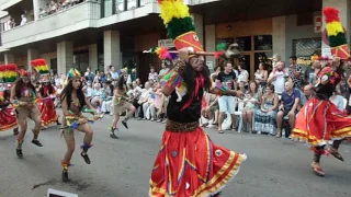 Desfile Final del Festival Folclórico de los Pirineos, grupo de Bolivia.