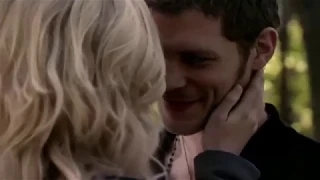 Klaus & Caroline dando uns AMASSOS na floresta | The Vampire Diaries (5x11)