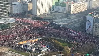 Marsz Niepodległości 11.11.2021 widok z Pałacu Kultury i Nauki