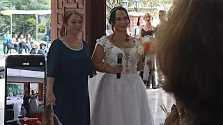 Espectacular entrada de novia cantando a la iglesia