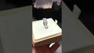 Обручальное кольцо с бриллиантами в белом золоте сделано на заказ в GRAMM OSCAR JEWELRY .