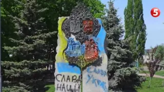 "За порєбріком" палає: в Києві демонтували пам'ятник, який символізував дружбу з Москвою