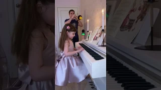 Стефания Солдатова/Stefania Soldatova, 6 лет. Домашний концерт. Л. Моцарт - Менуэт.