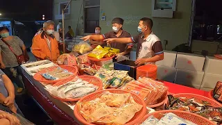1026-11又廷哥說前面貨調一下位置換個風水看生意會不會變好 調好客人馬上點一堆貨 嘉義趙又廷 海鮮拍賣 海鮮叫賣 星期二社頭夜市 Taiwan seafood auction