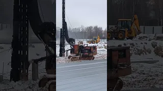 Экскаватор эо-4124 со сваебойной установкой. Забивка свай. 1