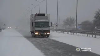 У Житомирському районі водій вантажівки в’їхав у приватне подвір’я: поліція з’ясовує причини