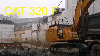 Excavator CAT 320 F load truck Königsalle DUS