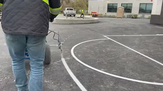 Разметка баскетбольной спортивной площадки с помощью разметочной машины безвоздушной покраски