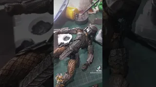 reparando la figura de Depredador de Neca