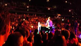 Chris Martin responds to Fans request- Coldplay Live Chicago "Amsterdam" 8/7/12