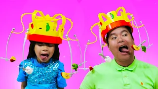 Emma Pretend Play con divertido JUGUETE de Chow Crown | Reto de Comida para NIÑOS