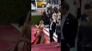 #blakelively & #ryanreynolds pulling up first class at the #metgala2022