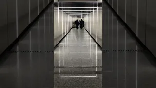 Переход в метро #москва #метро #люди #настроение  #moscow #metro #mood #shorts #skypierr